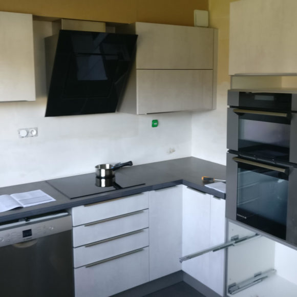 Encore une nouvelle cuisine en cours de pose à Thonon