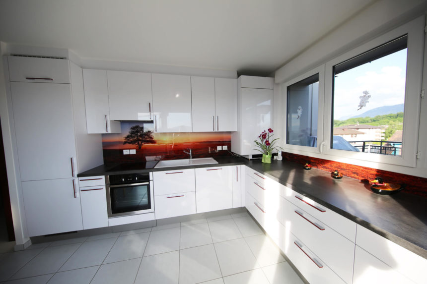 Coup de coeur pour cette cuisine qui allie le blanc et le rouge.