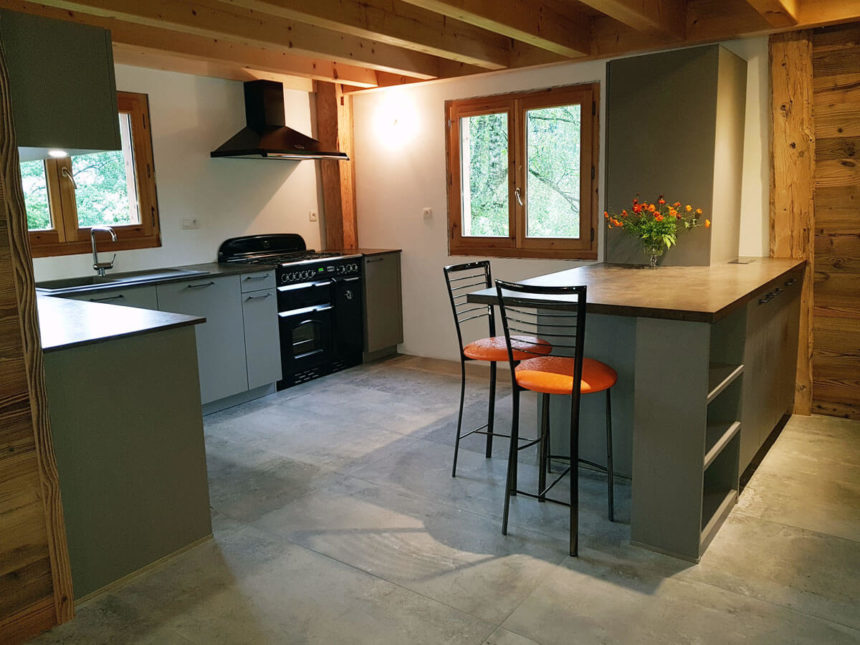 vulliez-2 Cuisine dans un chalet en vieux bois