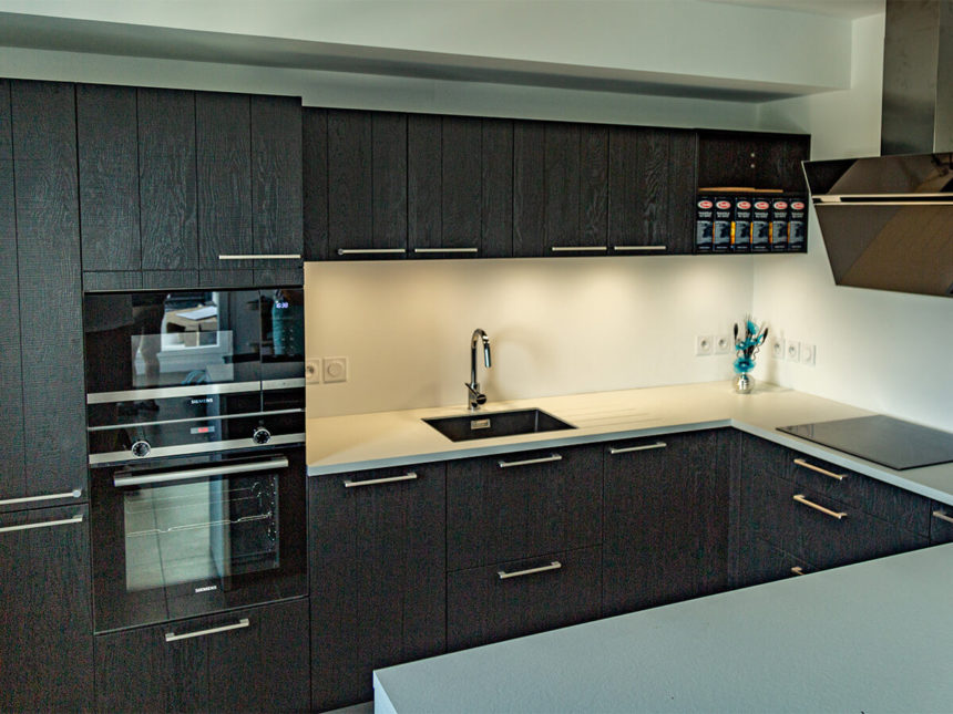 Cuisine en bois avec une teinte noire