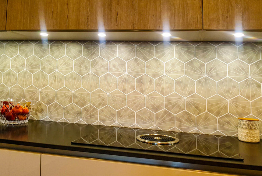 Cuisine avec une crédence lumineuse