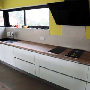 Un plan de travail en bois occupant la longueur du mur, pour permettre un maximum de rangements. plan de travail en bois