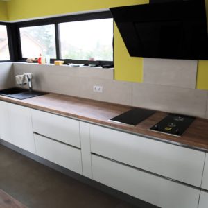 Un plan de travail en bois occupant la longueur du mur, pour permettre un maximum de rangements. plan de travail en bois