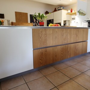 Un plan de travail qui allie ici, le bois massif et le blanc. Une combinaison de couleurs et de matériaux dont on ne se lasse pas. bois massif