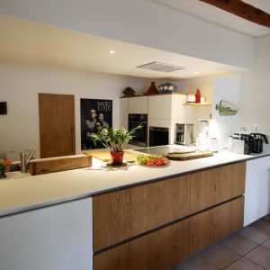 Une belle pièce pour cuisiner grâce au plan de travail spacieux, ou l'on retrouve plaque de cuisson et evier. bois massif