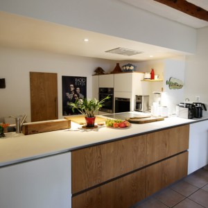 Une belle pièce pour cuisiner grâce au plan de travail spacieux, ou l'on retrouve plaque de cuisson et evier. bois massif