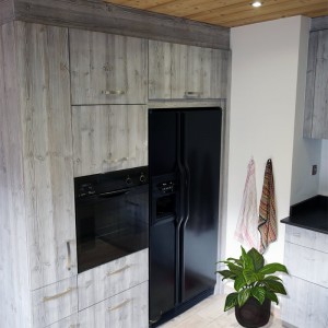 L'éléctro-ménager est totalement encastré dans les caissons. épicéa brossé