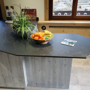 Un plan de travail aux formes géométriques. épicéa brossé