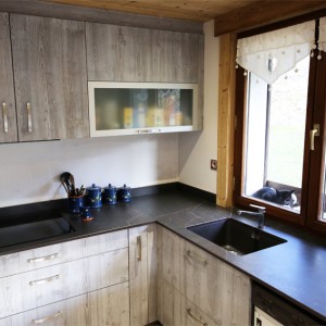 Des meubles hauts pour un rangement optimal. épicéa brossé