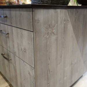 Zoom sur une façade, avec cette moulure personnalisée. épicéa brossé