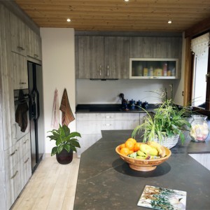 Une vue d'ensemble de cette cuisine qui s'adapte à ce chalet de montagne. épicéa brossé