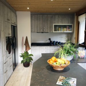 Une vue d'ensemble de cette cuisine qui s'adapte à ce chalet de montagne. épicéa brossé
