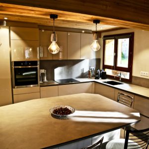 Une cuisine ouverte avec un espace de repas convivial. stratifié compact