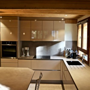 Des tons chaleureux pour cette cuisine. stratifié compact