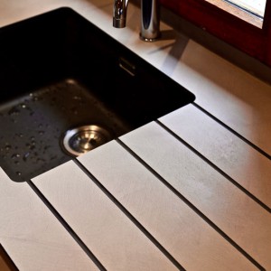 Zoom sur l'évier. stratifié compact