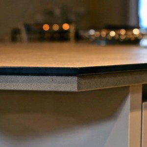 Zoom sur le plan de travail en stratifié compact. stratifié compact