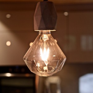 De beaux luminaires en accord avec la décoration de la cuisine. stratifié compact