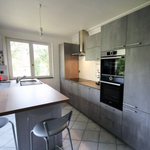 Vue globale de la cuisine. cuisine industrielle