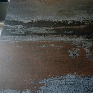 Zoom qur le plan de travail : imitation tôle froissée. cuisine industrielle