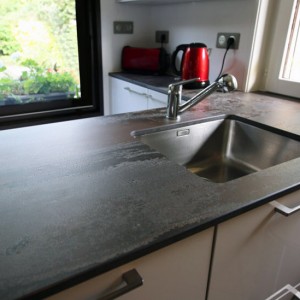 Plan de travail qui se prolonge sur le coin repas. cuisine industrielle