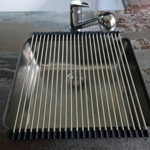 Zoom sur l'évier de cette cuisine. cuisine industrielle