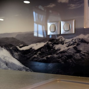 Tout autour de la cuisine une crédence accompagnée de boutons modernes. rénovation