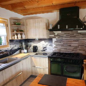 Au dessus du four, une crédence imitation pierres. rénovation