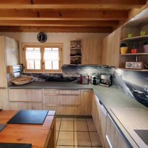 Des meubles en hauteur et en angle pour ranger tous le matériel de cuisine. rénovation