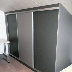 Un placard pour ranger les jouets et les vêtements. chambres d'enfants