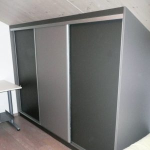 Un placard pour ranger les jouets et les vêtements. chambres d'enfants