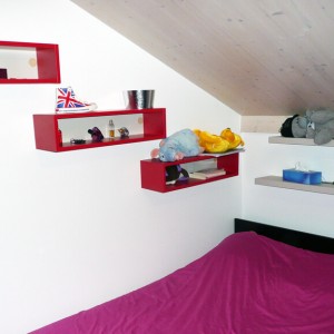Des étagères sur le côté du lit. chambres d'enfants