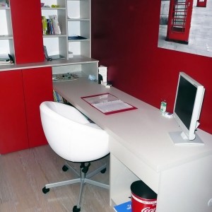 Une étagère haute pour pouvoir ranger les livres. chambres d'enfants