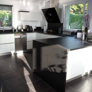 Vue globale de cette cuisine et son mélange de matières. cuisine sans poignées