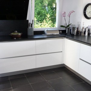 Des façades blanches pour les meubles bas. cuisine sans poignées