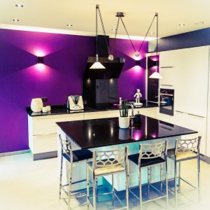 Les façades blanches se marient très bien avec ce mur flashy. façades blanches