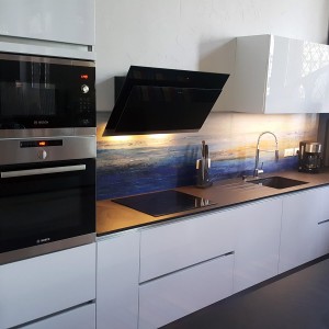 APRÈS TRAVAUX, électroménager de couleur noir pour rappeler le plan de travail de l'îlot