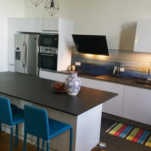 Projet APRÈS TRAVAUX, tabourets bleu pour faire un clin d'oeil à la crédence colorée