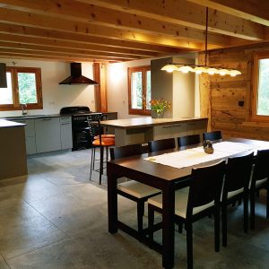 Vue globale de la cuisine dans ce chalet en vieux bois.