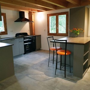 Un véritable piano de cuisson a été intégré à cette cuisine.