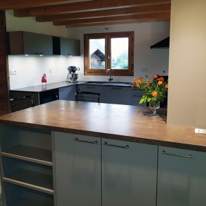 Nous avons installé des prises électriques directement sur le plan de travail.