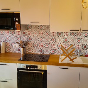 Magnifique crédence rouge imitation carreaux de ciment.