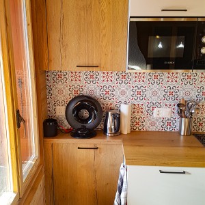 Micro-onde installé en hauteur pour libérer le plan de travail.